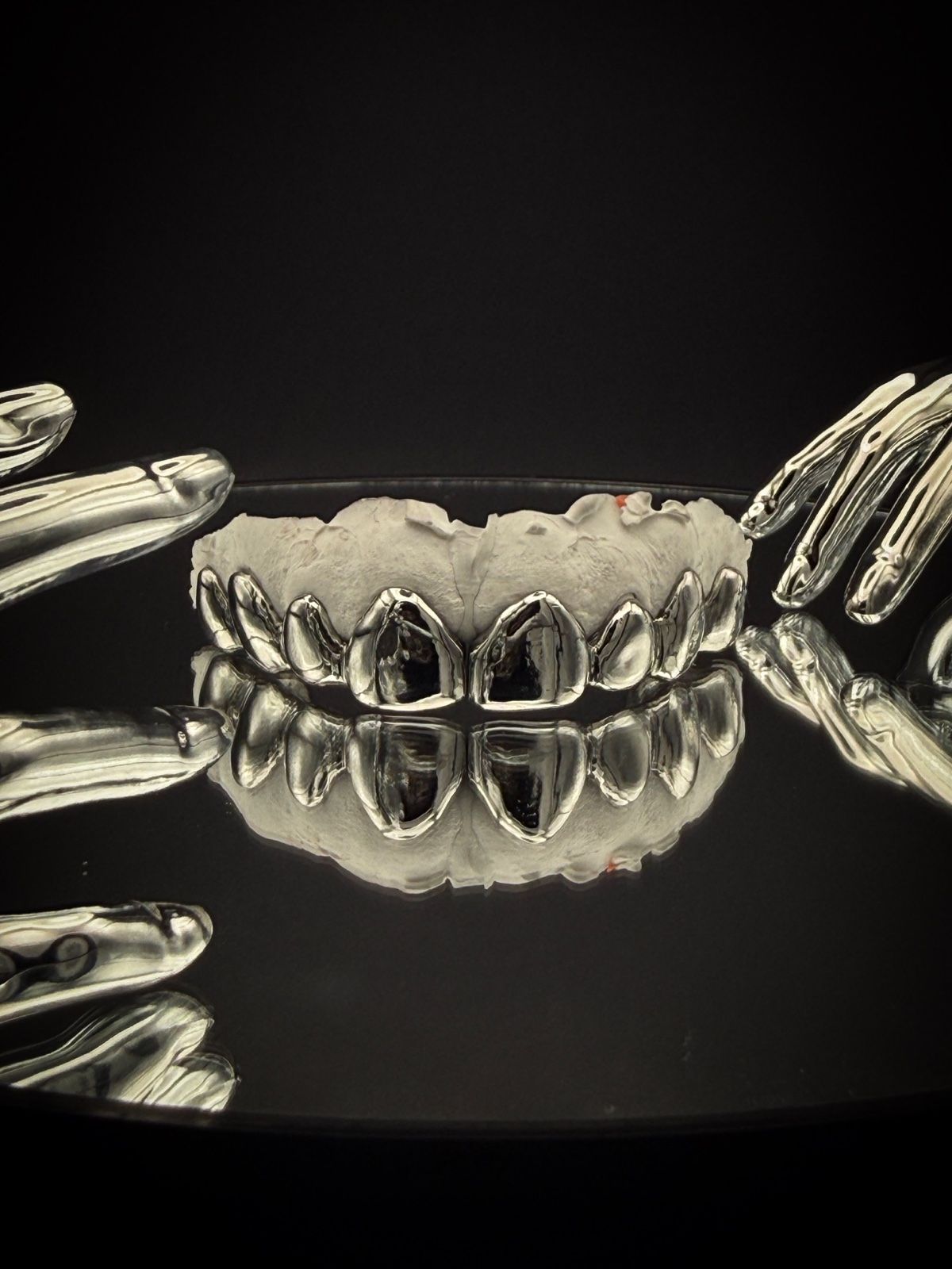 Nahaufnahme verchromter Grillz mit glänzender Oberfläche