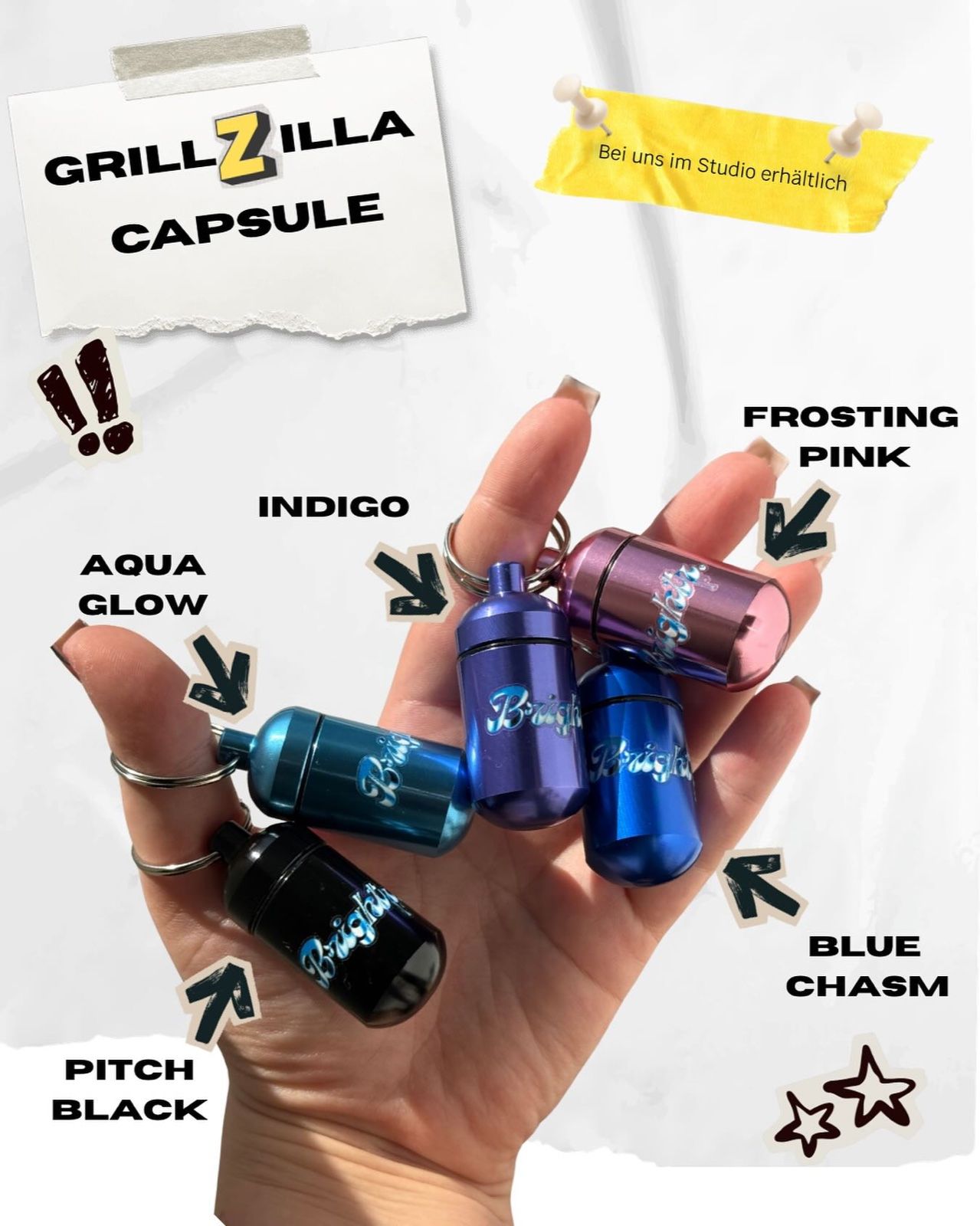 Hand hält fünf GrillZilla-Kapseln als Schlüsselanhänger in Aqua Glow, Indigo, Frosting Pink, Blue Chasm und Pitch Black